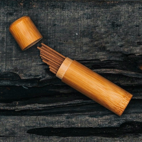 Nhang Không Tăm Từ Trầm Già 11cm - Ống Tre Tặng Đế Sen Sứ